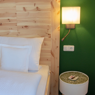 Ferienwohnung in Oy-Mittelberg: Doppelbett mit Nachtkästchen